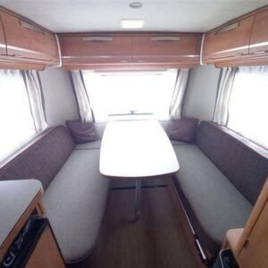Caravana ERIBA Reisefamilie 320 – 4 Lugares para Dormir
