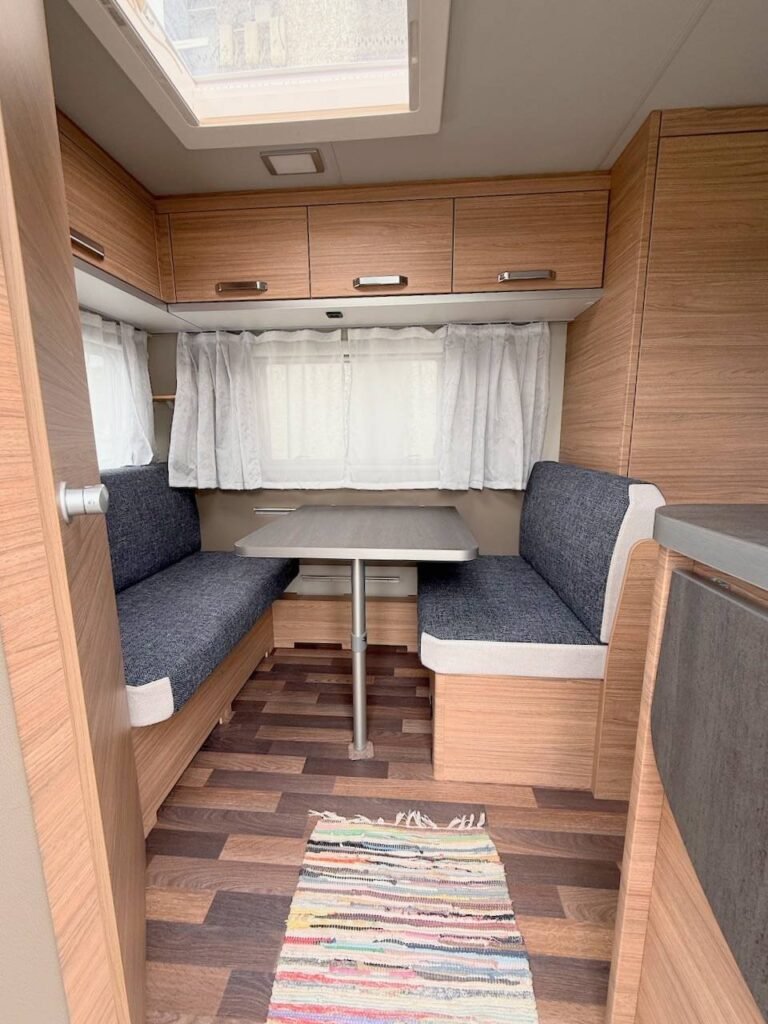 Caravana Weinsberg CaraOne 390 QD – 4 Lugares