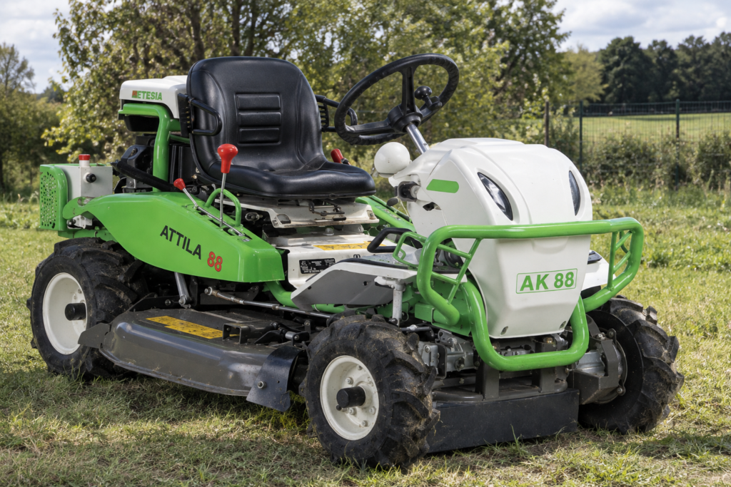Corta-Mato de Assento Etesia Attila AK88 – 88 cm